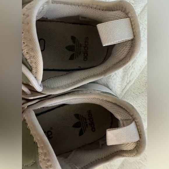 Big Kids Boys Adidas Beige Sneakers - Picture 5 of 6